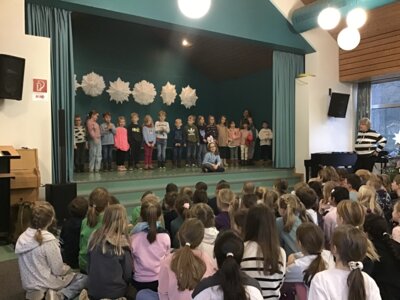 Die stimmungsvolle Adventszeit an der Grundschule Asemissen (Bild vergr&ouml;&szlig;ern)