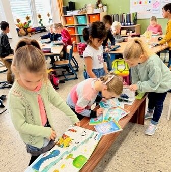 Neue Bücher für die Klassenbüchereien der Klassen 1a und 1b (Bild vergr&ouml;&szlig;ern)