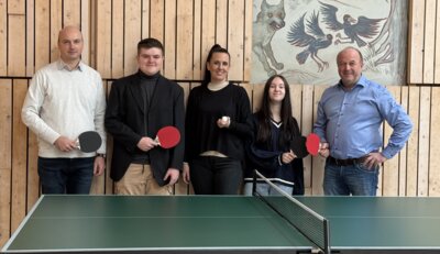 Tischtennisplatte an Mittelschüler übergeben