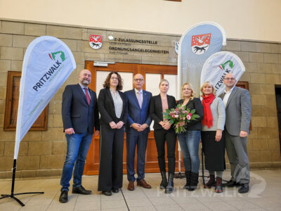 Seit fünf Jahren ein Erfolgsmodell: Die Nebenstelle der kreisliche Zulassungsstelle im Bahnhofhat sich etabliert. Das war Grund für ein feierliches Treffen vor Ort. Foto: Beate Vogel/Stadt Pritzwalk (Bild vergrößern)