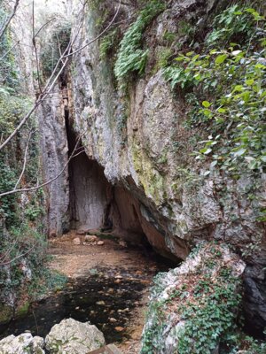 Höhle Namens Pećina bei Vrana - Biograd na Moru (Bild vergrößern)