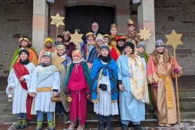 Sternsinger aus Schondra und Einraffshoff: Nach einem Festgottesdienst in der Schondraer Pfarrkirche konnte Pfarrer Armin Haas (hinten) vier Sternsingergruppen aus Schondra und eine Gruppe aus Einraffshof aussenden, damit sie den Segen der Weihnacht in die Häuser und Wohnungen bringen. (Foto: Rebekka Schmitt)