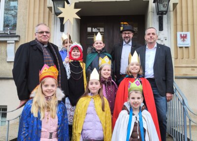 Sternsinger segnen das Rathaus