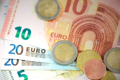 Foto: Geldscheine und Münzen; Quelle: pexels.com