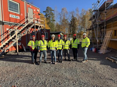 Besuch einer Baustelle im Umland von Uppsala (v. l. n. r.): Juliane Böck, Kai Hoppmann, die schwedische Lehrkraft Gustav Östholm, Michael Roland, Daniel Schum, Dr. Thomas Meyer und die schwedische Lehrkraft Joakim Svedberg besuchen die Auszubildenden in der Praxisphase auf einer Baustelle.