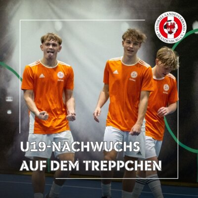 Drei junge Fußballer aus Brandenburg freuen sich über ihren Erfolg.