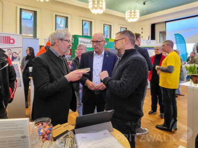 Landwirtschaftsminister Axel Vogel informierte sich mit Dr. Ronald Thiel im vergangenen Jahr bei Ayanda (jetzt Sirio) aus Falkenhagen über die Produkte. Foto: Beate Vogel (Bild vergrößern)