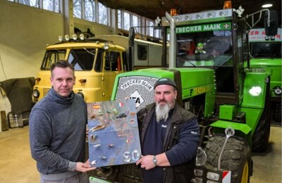 Thomas Kresse und Maik Horn vor seinem Traktor (Bildautor: Henry Mundt) (Bild vergr&ouml;&szlig;ern)