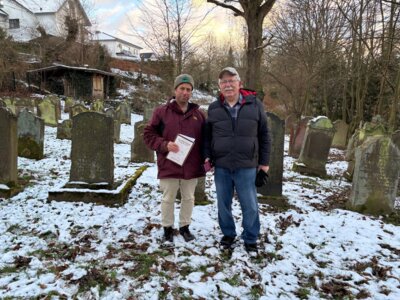 Yossi (links) und Shlomo Walfish (rechts) auf dem jüdischen Friedhof in Merzhausen
