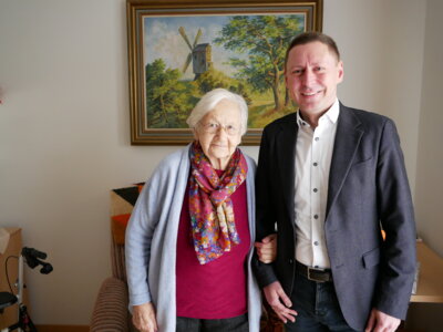 Foto zur Meldung: Bürgermeister Axel Schmidt gratuliert Christa Schöne zum 90. Geburtstag