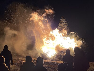 Meldung: Erstes großes Weihnachtsbaum-Verbrennen in Coswig ein voller Erfolg