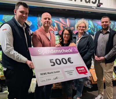 Bereits am 17. Dezember überreichte der REWE-Markt Calau einen symbolischen Spendenscheck an die Stadt Calau. Foto von links: Marktmanager Lukas Teichmann, Bürgermeister Marco Babenz, Sachgebietsleiterin Simone Zinke, REWE-Abteilungsleiterin Sabine Herber-Lenth und REWE-Gebietsmanager Henrik Schmidt. Foto: Stadt Calau / Jan Hornhauer (Bild vergrößern)