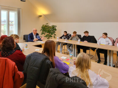 Schülerinnen und Schüler der Klasse 6c der Friedrich-Ludwig-Jahn-Grundschule löcherten den Bürgermeister mit ihren Fragen. Foto: Stadt Pritzwalk (Bild vergr&ouml;&szlig;ern)