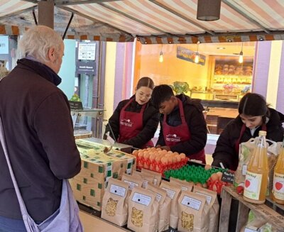 Unterrichtsprojekt auf dem Staufener Wochenmarkt (Bild vergrößern)