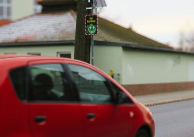 Gleich zwei neue Speed-Displays sind seit Dienstag im Umfeld des Calauer Schulortes zu finden. Hier die Anlage in der Springteichallee. Foto: Stadt Calau / Jan Hornhauer (Bild vergrößern)