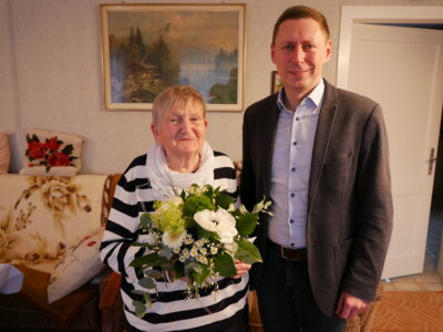 Foto zur Meldung: Mit 90 Jahren noch in Haus und Garten aktiv – Bürgermeister Axel Schmidt gratuliert Helga Franke zum 90. Geburtstag
