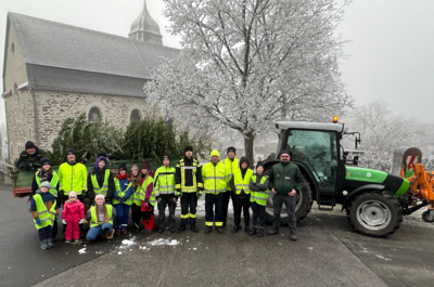 Jugendfeuerwehr Laudert sammelte die Weihnachtsbäume in Rekordzeit ein.