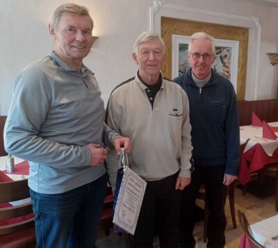 Foto zur Meldung: Übungsleiterwechsel bei TSV-Männergymnastikgruppe nach 45 Jahren: Dankurkunde an Klaus Schulze! Foto zur Meldung: Übungsleiterwechsel bei TSV-Männergymnastikgruppe nach 45 Jahren: Dankurkunde an Klaus Schulze!