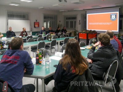 Zur Einführung der neuen Technischen Einsatzleitung fanden sich Kameradinnen und Kameraden im Gerätehaus der Pritzwalker Feuerwehr ein. Foto: Stadt Pritzwalk (Bild vergrößern)