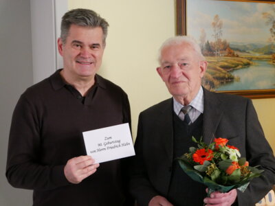 Foto: Rolandstadt Perleberg/Renè Hill | Hagen Boddin (links) gratuliert Friedrich Hahn zum 90. Geburtstag.