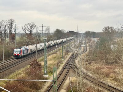 Während links die Bahnstrecke Berlin-Hamburg verläuft sind rechts die neuen Gleisanlagen, die ins Wittenberger Industriegebiet Süd führen, zu sehen I Foto: Martin Ferch (Bild vergr&ouml;&szlig;ern)