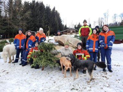 Foto zur Meldung: Christbaum Einsammelaktion der Prackenbacher Jugendfeuerwehr