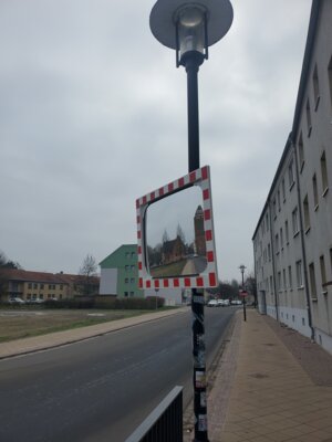 Foto zur Meldung: Neuer Verkehrsspiegel sorgt für mehr Sicherheit