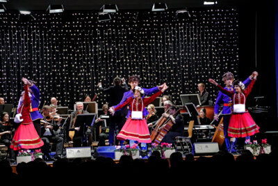Das Sorbische National-Ensemble mit Orchester und Ballett beim "Schlittschuhläufer-Walzer" op.183 (1882) von Émile Waltdteufel (Foto: Helmuth Kern) (Bild vergrößern)