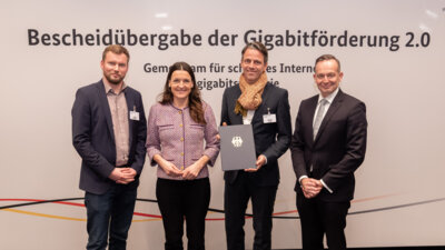 Bei der Übergabe des Fördermittelbescheids (v.l.n.r.): Philipp Staskowiak, Sachbearbeiter Projektmanagement/Breitbandausbau in der Kreisverwaltung Prignitz, die Bundestagsabgeordnete Wiebke Papenbrock, Christian Fenske, Leiter des Geschäftsbereichs II (Wirtschaft, Bau und Kataster) der Prignitzer Kreisverwaltung und der Bundesminister für Digitales und Verkehr, Volker Wissing. Foto: @BMDV/Woithe (Bild vergr&ouml;&szlig;ern)
