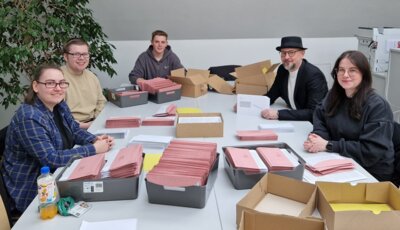 Die Auszubildenden Svenja Schleheider, Julian Wenzke, Marlon Samel und Anna-Lena Reetsch (v. l.) unterstützen bei den Vorbereitungen der Briefwahl für die bevorstehende Bundestagswahl.