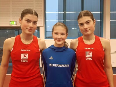 Lena, Paola und Sophie in der Aufwärmhalle des Jahnsportforums Neubrandenburg. Foto: André Stache
