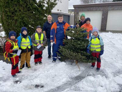 Meldung: "Aktion Weihnachtsbaum 2025" - rund 4.500 Euro kamen für den guten Zweck zusammen