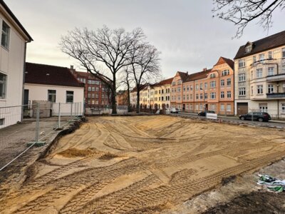 Auf dem Gelände des Kinder- und Jugendkulturzentrums sollen in diesem Jahr unter anderem eine Sitz- und Grillecke, ein Gerätehaus mit Gründach, eine überdachte Abstellmöglichkeit für Fahrräder und ein überdachter Sitzplatz entstehen I Foto: Martin Ferch (Bild vergrößern)