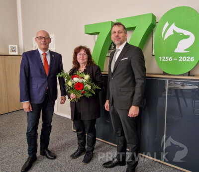 Bürgermeister Dr. Ronald Thiel (l.) und Museumsleiter Lars Schladitz begrüßen Heike Weise im Ehrenamt. Foto: Stadt Pritzwalk (Bild vergr&ouml;&szlig;ern)
