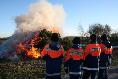 Foto zur Meldung: Jugendfeuerwehr sammelt mehr als 180 Weihnachtsbäume ein
