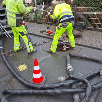 Gullydeckel weg und High-Tec in den Kanalschacht