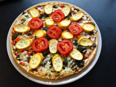 https://pixabay.com/photos/pizza-vegetarian-yummy-cheese-442058/