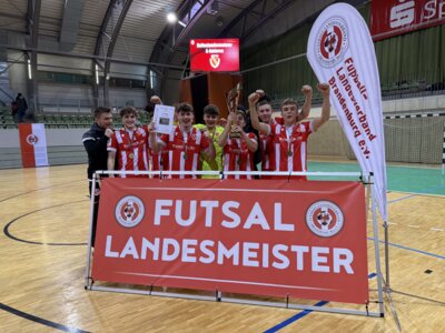 Die A-Junioren von Energie Cottbus jubeln über die Hallenlandesmeisterschaft.