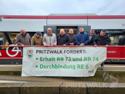 Bürgermeister und Landräte aus der Region setzen sich für den Erhalt der Bahnstrecke nach Mecklenburg-Vorpommern ein. Foto: Stadt Pritz-walk (Bild vergr&ouml;&szlig;ern)