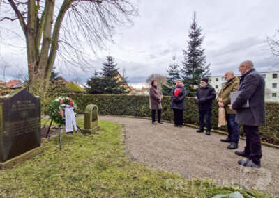 Bürgermeister Dr. Ronald Thiel und Vertreter des Stadtparlamentes gedachten am Montag auf dem Friedhof der Opfer des Holocaust. Foto: Stadt Pritzwalk (Bild vergrößern)