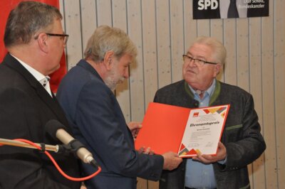 Werner Semeniuk (r.) erhielt vom Puschendorfer SPD-Co-Vorsitzenden Klaus Fleischmann (li.) und Laudator Günter Lodderstaedt den SPD-Ehrenamtspreis 2025.