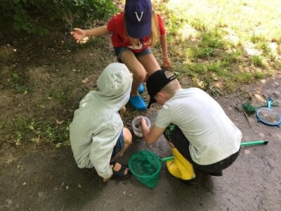 Mit der Wasserforscherkiste den Orbbach erkunden (Bild vergr&ouml;&szlig;ern)