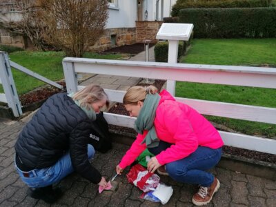 Stolpersteine in Immenhausen gereinigt (Bild vergrößern)