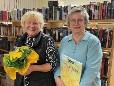 Staffelstabübergabe in der Bibliothek Steinigtwolmsdorf (Bild vergrößern)