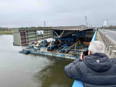 Mithilfe eines mitschwimmenden Pontons wird die A14 Brücke verschoben I Foto: Martin Ferch (Bild vergrößern)
