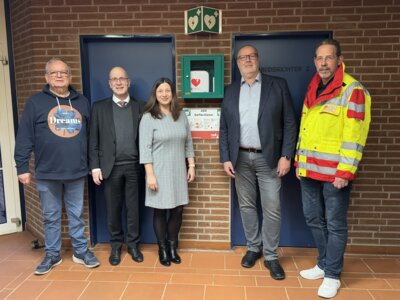 Übergabe Defibrillator (Bild vergrößern)