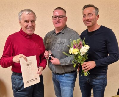 Rudi Sieber nimmt die Ehrung in Empfang