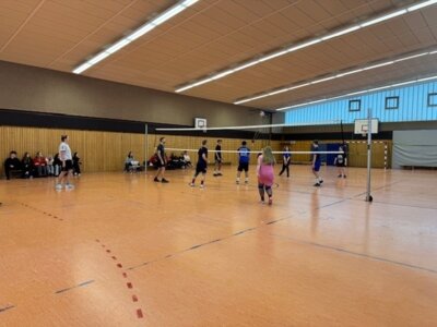 Gewinnerteam spielt gegen Lehrerteam