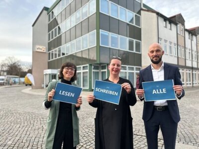 Bild: Projektleiterin Dr. Cindy Hader, VHS-Einrichtungsleiterin Maria Kühnel und Tom Lehnert, Geschäftsführer der Landkreistochter FamilienCampus Lausitz, eröffneten am 30. Januar 2025 das erste Grundbildungszentrum im Landkreis OSL (Bild: Landkreis OSL/Sarah Werner)