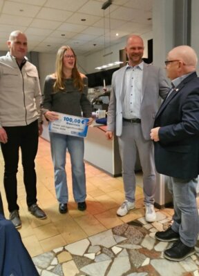 Die Jugendwartin bei der Scheckübergabe. Foto: Christin Zimmermann